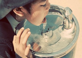 Мальчик пьет воду. Анимированные картинки.