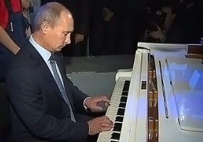 У рояля. Владимир Путин.